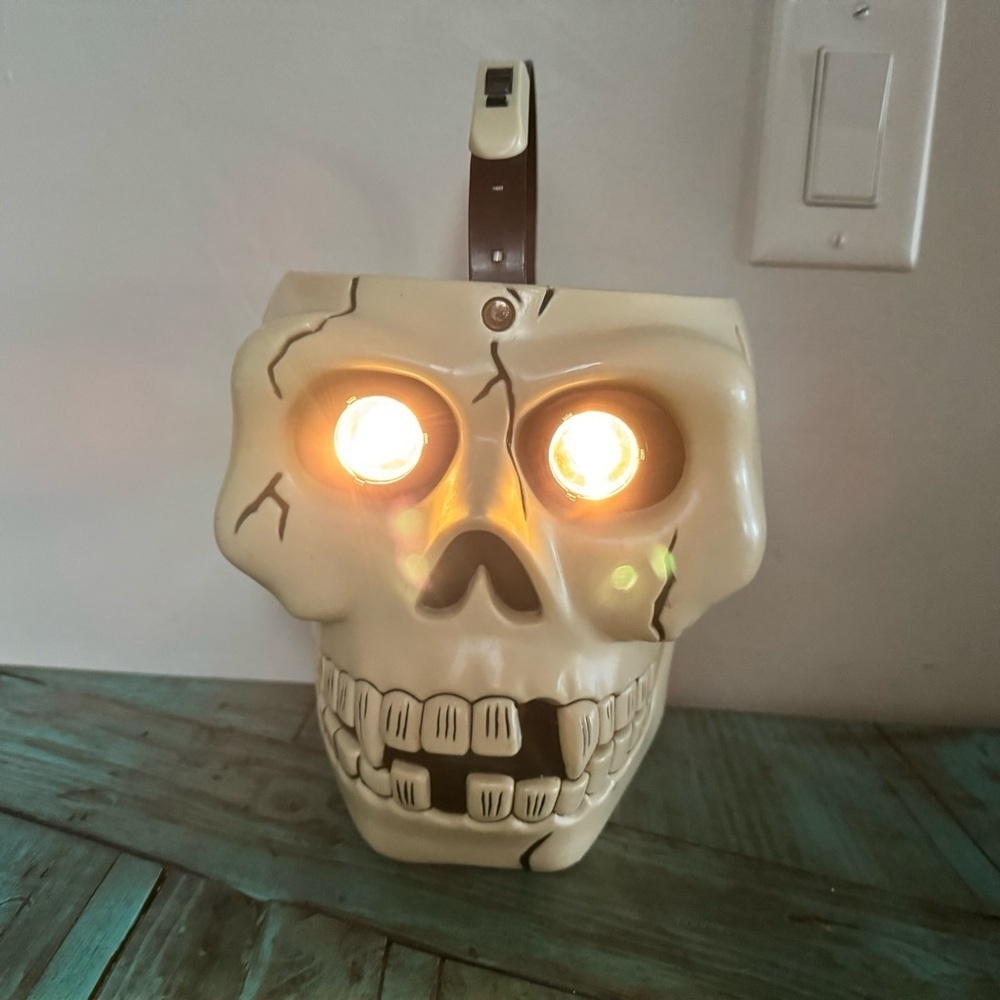Vintage 1998 Skeleton Skull Halloween Bucket Décor Flashlight Eyes